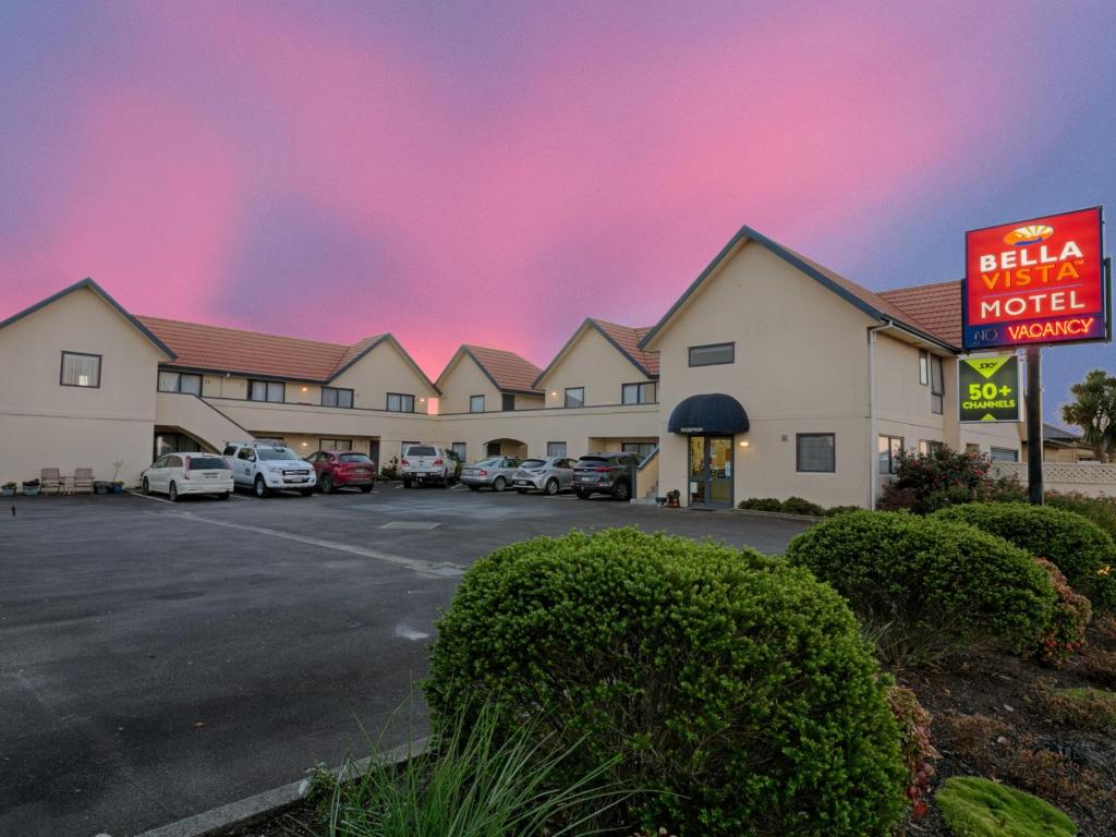 un hotel con coches estacionados en un estacionamiento en Bella Vista Motel Westport, en Westport