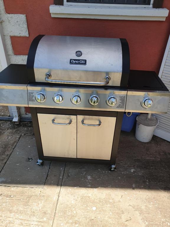 a barbecue grill sitting on top of a table at Breezy Apts in Saint Philip