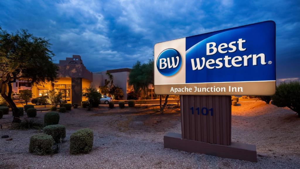 un cartel en frente de un edificio que dice mejor occidental en Best Western Apache Junction Inn en Apache Junction
