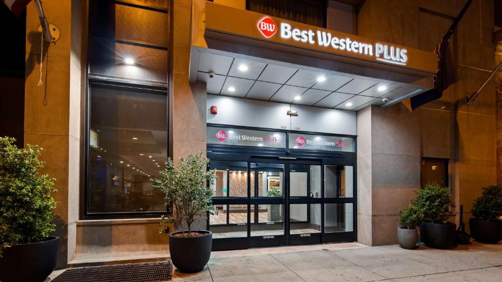 najlepszy zachód plus wejście do budynku w obiekcie Best Western Plus Philadelphia Convention Center Hotel w Filadelfii