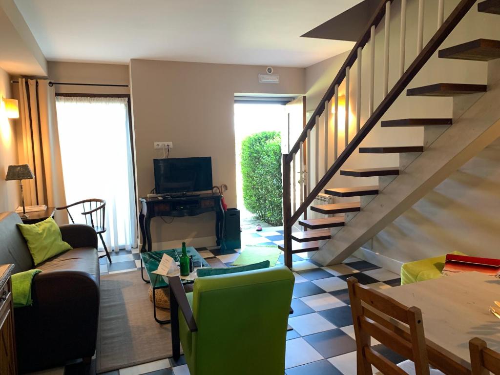 TV a/nebo společenská místnost v ubytování Apartamentos El Hospital de Villahormes