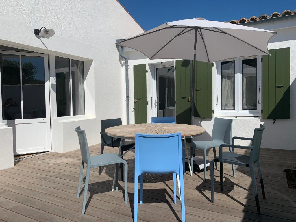 En terrasse eller udendørsområde på La Maison de l’Ocean - plage à 75 mètres