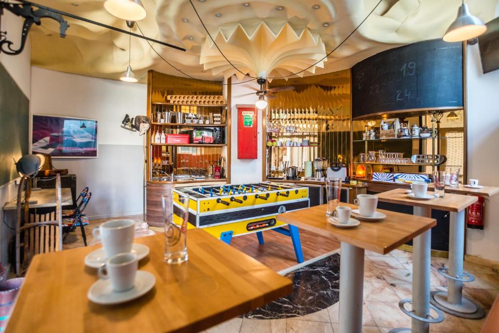 un ristorante con due tavoli e un piano cottura di HOSTEL NPOZNAM a Lubiana