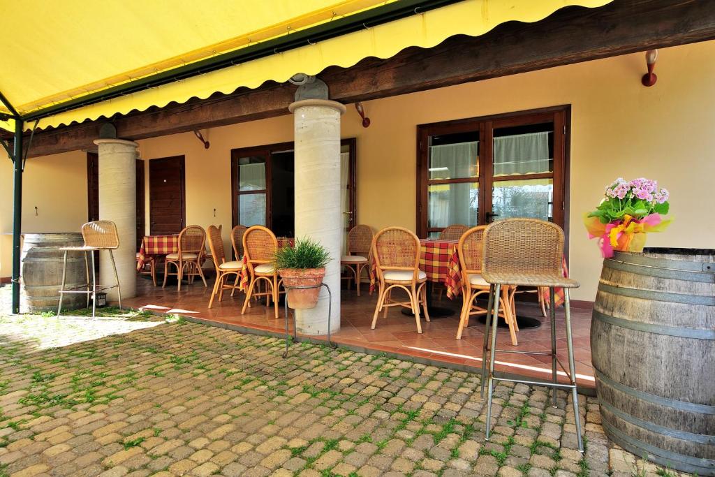 un patio con sedie e tavoli all'interno di una casa di Agriturismo Podere San Michele a San Vincenzo