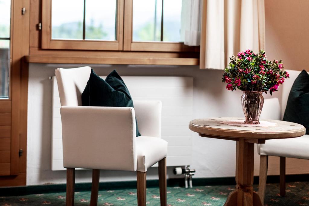 Posezení v ubytování Hotel Waldhaus am See