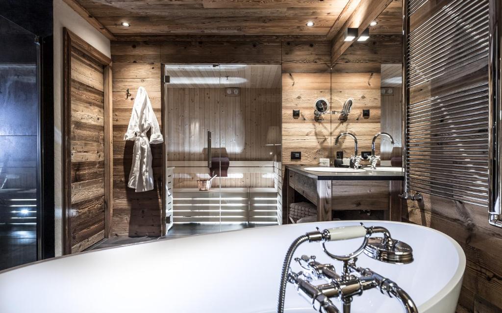 łazienka z wanną i umywalką w obiekcie Chalet Cogolara w mieście Colfosco
