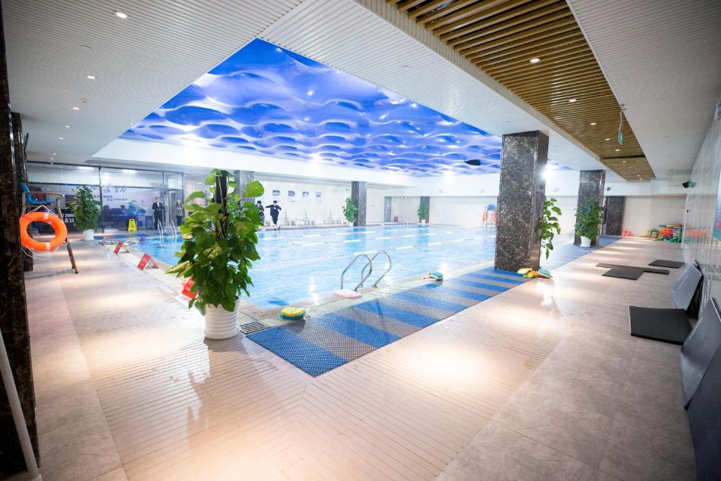 Bazén v ubytování Metropark Hotel Yingkun Beijing nebo v jeho okolí