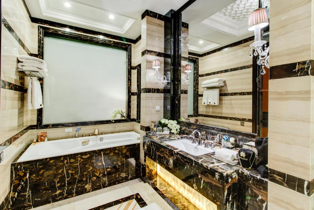 Kuchyň nebo kuchyňský kout v ubytování Narcissus Riyadh Hotel & Spa