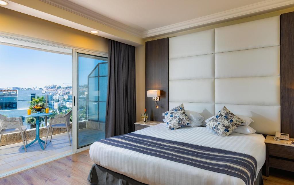 Postel nebo postele na pokoji v ubytování Ambassador Hotel