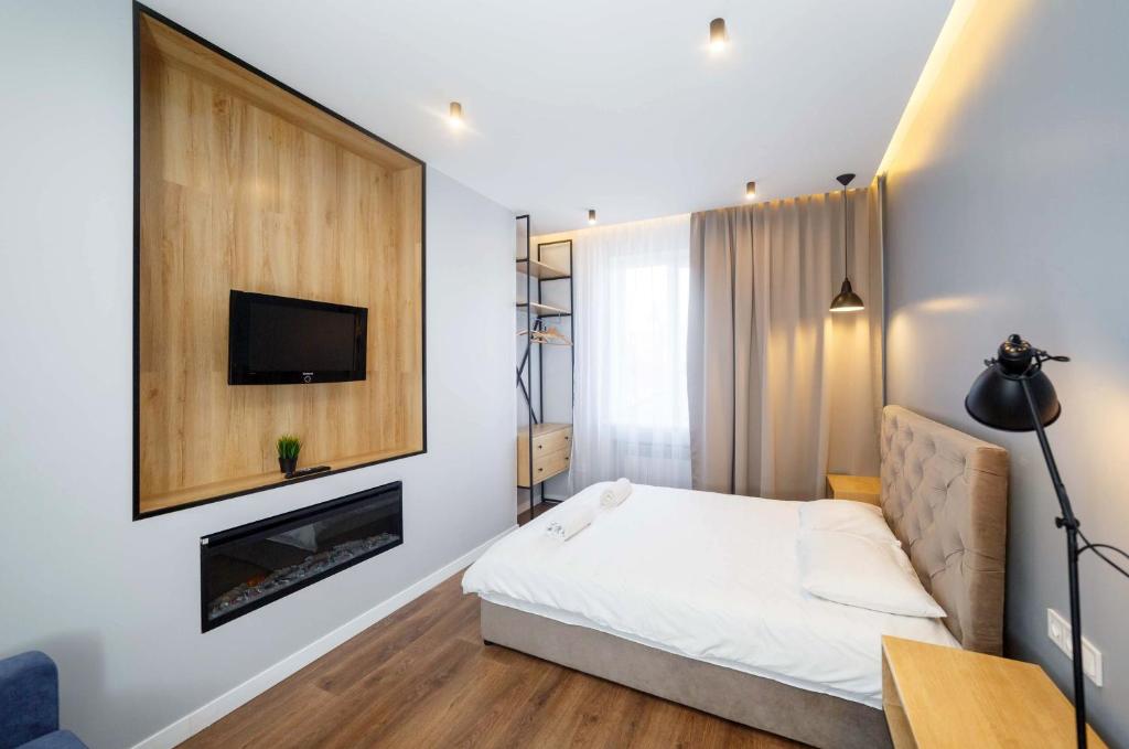 1 dormitorio con 1 cama y chimenea en Loft apartment in old Lviv AC Fireplace, en Leópolis