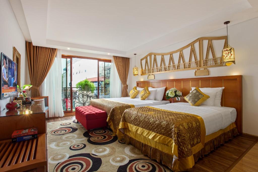 Postel nebo postele na pokoji v ubytování Hanoi Golden Holiday Hotel