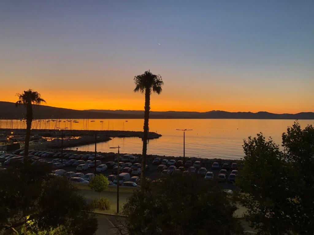 - un groupe de voitures garées dans un parking à côté d'un lac dans l'établissement L’Erso, à La Ciotat