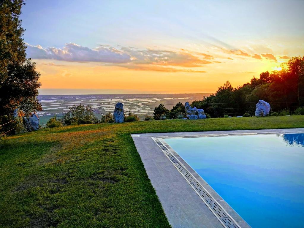 a swimming pool with a view of the ocean at Holiday Prato Verde in Chiatri