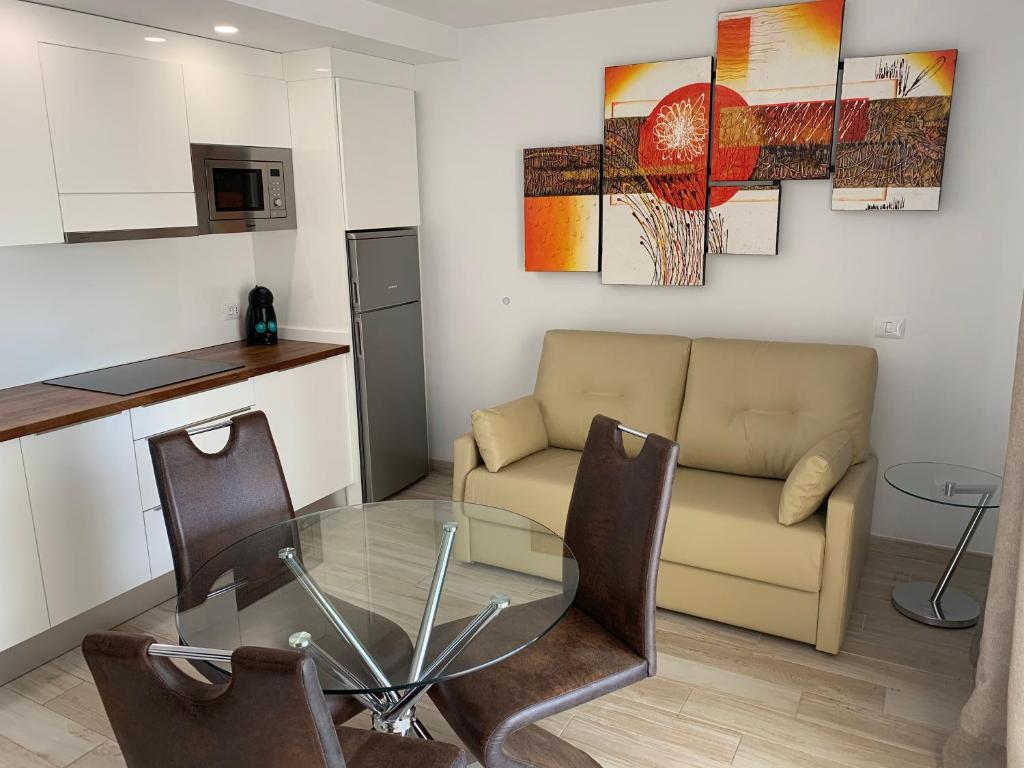 sala de estar con mesa de cristal y sofá en Apartment Mareverde Resort, en Adeje