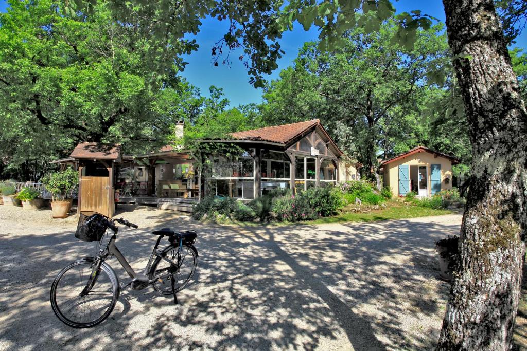 un vélo garé devant une maison dans l'établissement "Les Collines d'Eyvigues", à Salignac Eyvigues