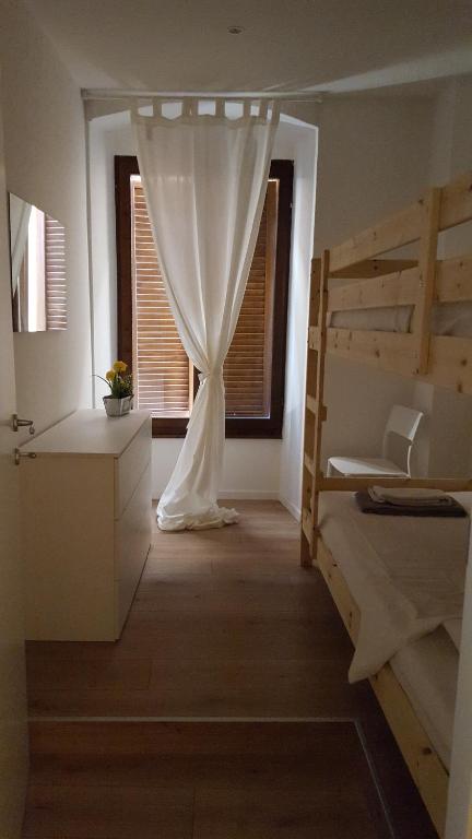 Łóżko lub łóżka w pokoju w obiekcie Appartamento Sunrise - Centro Storico N1