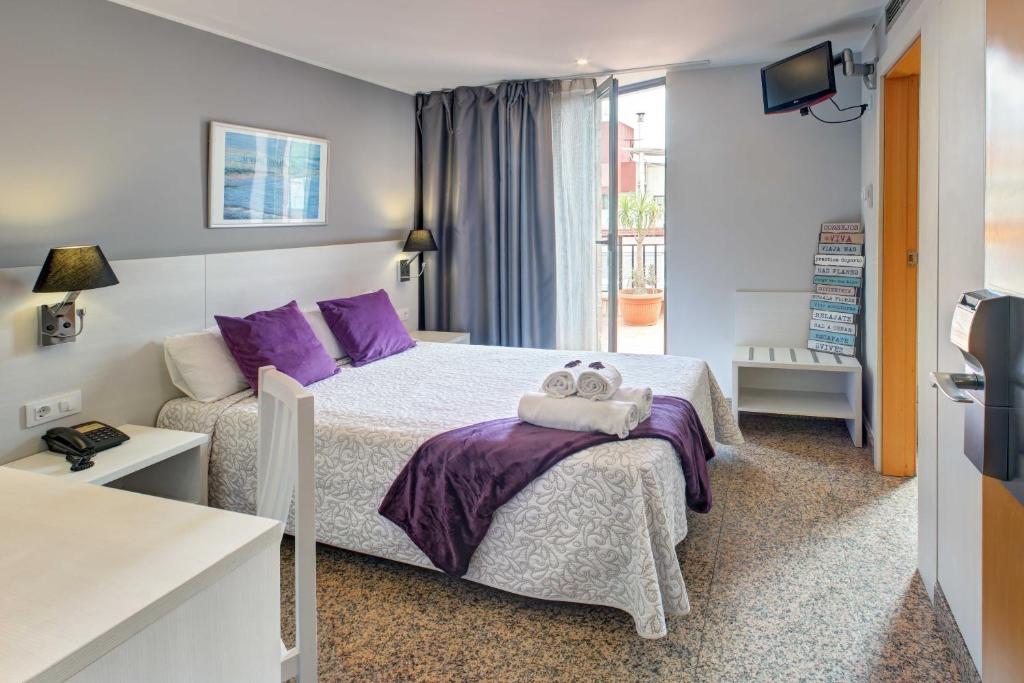 A bed or beds in a room at Hotel Nuevo Triunfo
