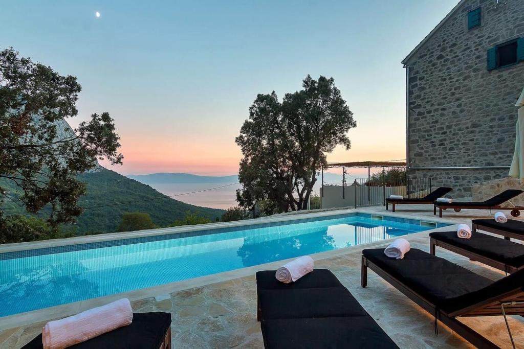 - une piscine avec vue sur les montagnes dans l'établissement Holiday home Barbarella, à Zaostrog
