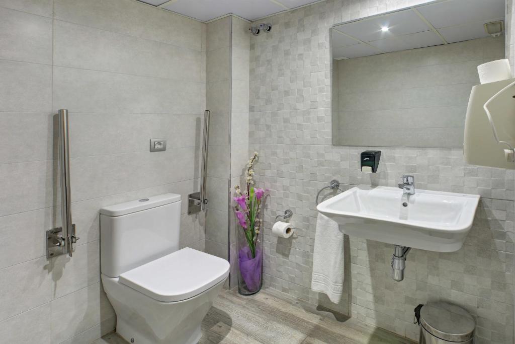 A bathroom at Hotel Nuevo Triunfo