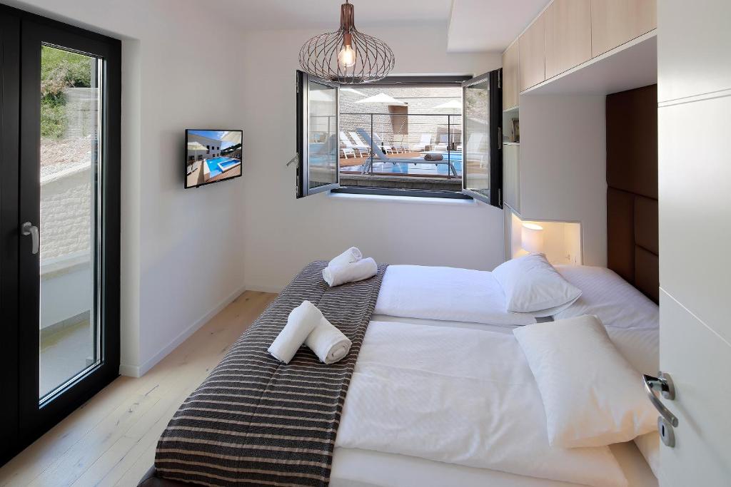 Posteľ alebo postele v izbe v ubytovaní MODENA MARIS-heated pool-grill-relax-jacuzzi apartments