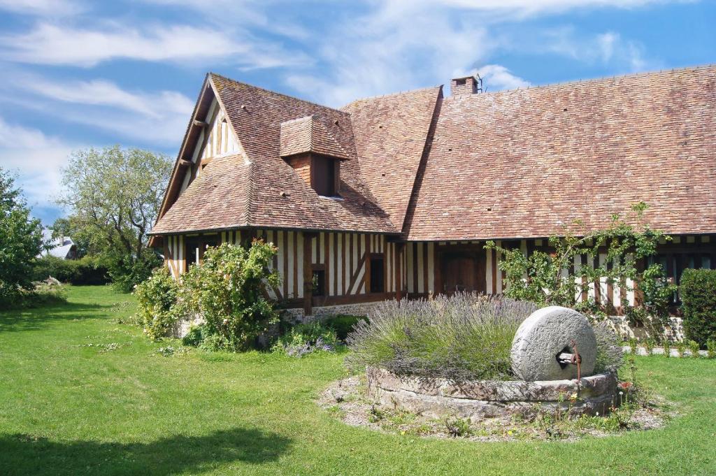 an old house with a brown roof and a yard at "La Girelle, bord de mer" in Honfleur