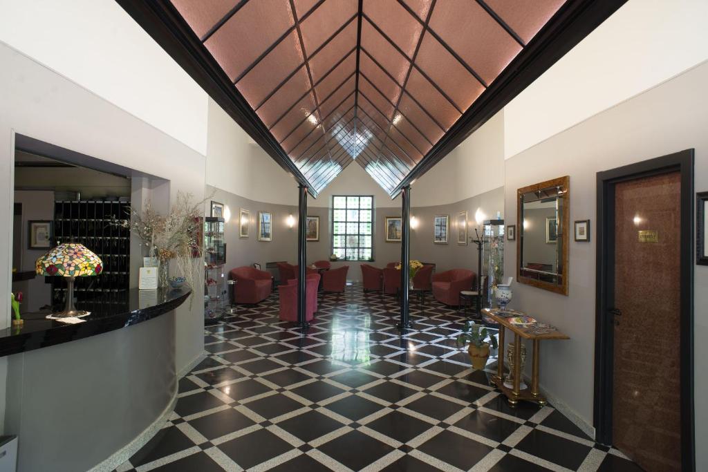 a lobby of a hotel with a ceiling at Hotel Salus in Sant Andrea Bagni