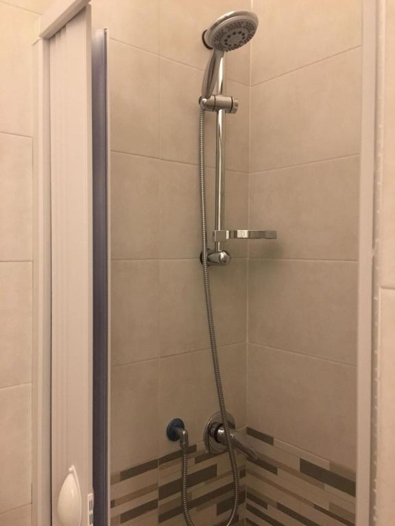 łazienka z prysznicem z głowicą prysznicową w obiekcie Home sweet home Vietri w mieście Vietri sul Mare