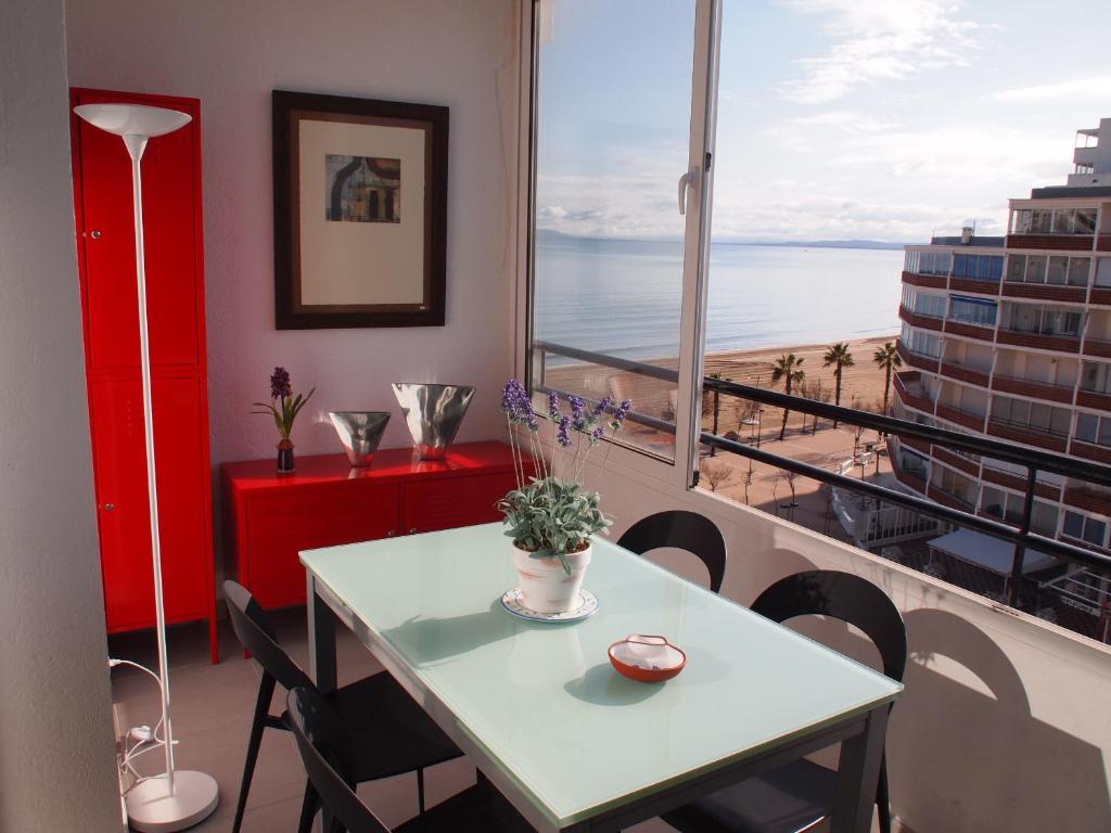 Cette chambre dispose d'une table et offre une vue sur l'océan. dans l'établissement Miramar 37C, à Roses