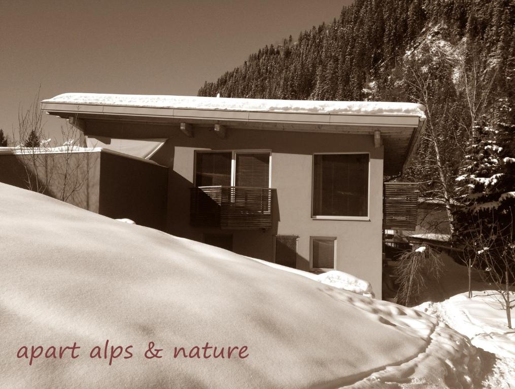 ein Haus mit Schnee davor in der Unterkunft Apart Alps & Nature in See