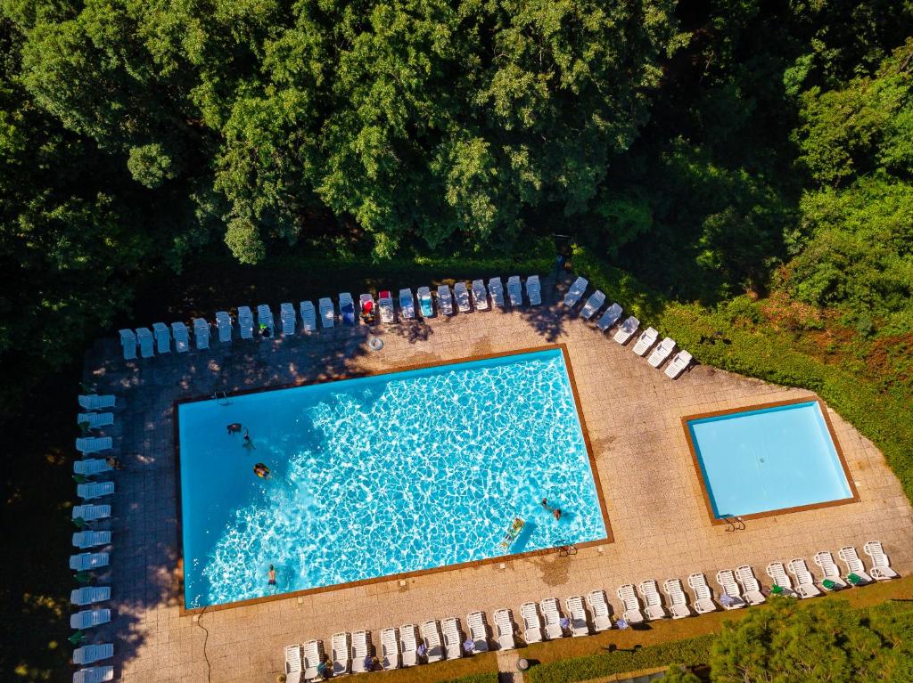 una vista aérea de una piscina con gente en ella en Residence Ristorante Il Paradiso en Guardistallo