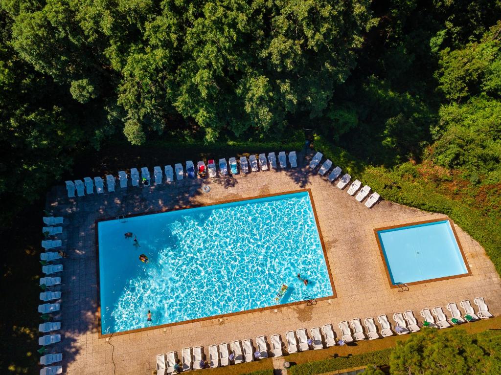 einen Blick über einen Pool mit Menschen darin in der Unterkunft Residence Ristorante Il Paradiso in Guardistallo