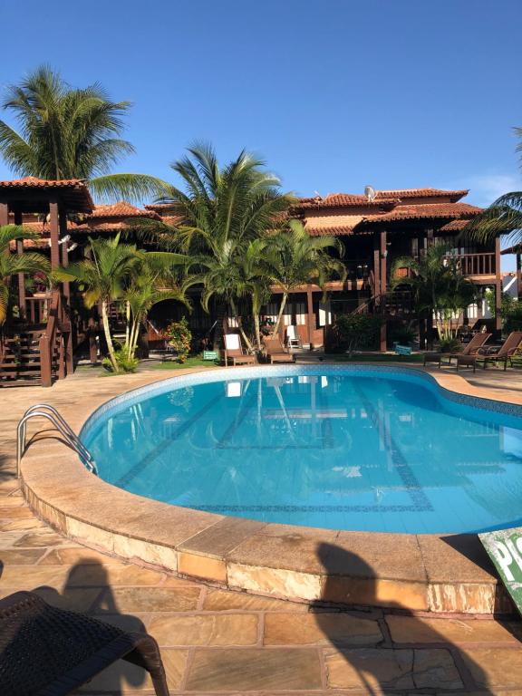 una piscina al centro di un resort di Condominio Geriba Buzios , apartamento 205 a Búzios