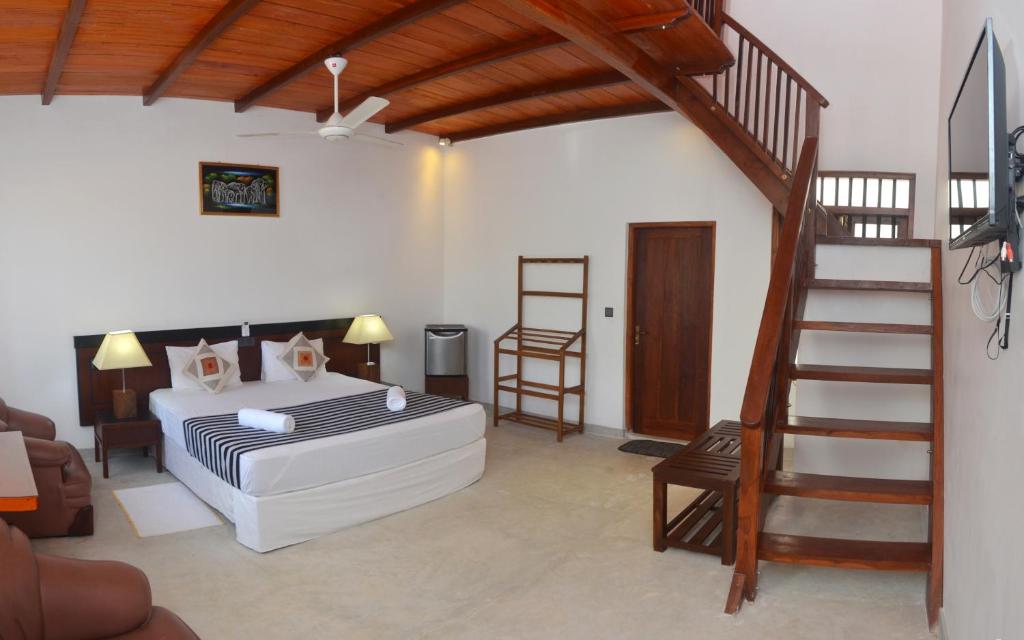 SurfBayVilla في ديكويلا تين: غرفة نوم فيها سرير ودرج