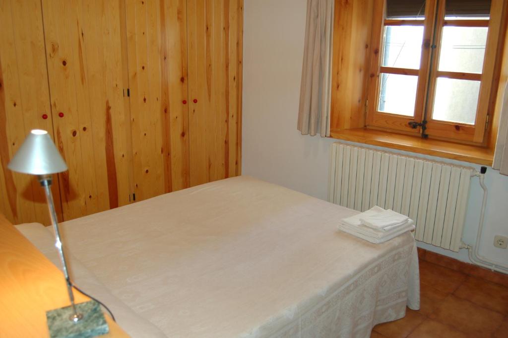 A bed or beds in a room at Apartaments Vall Ferrera