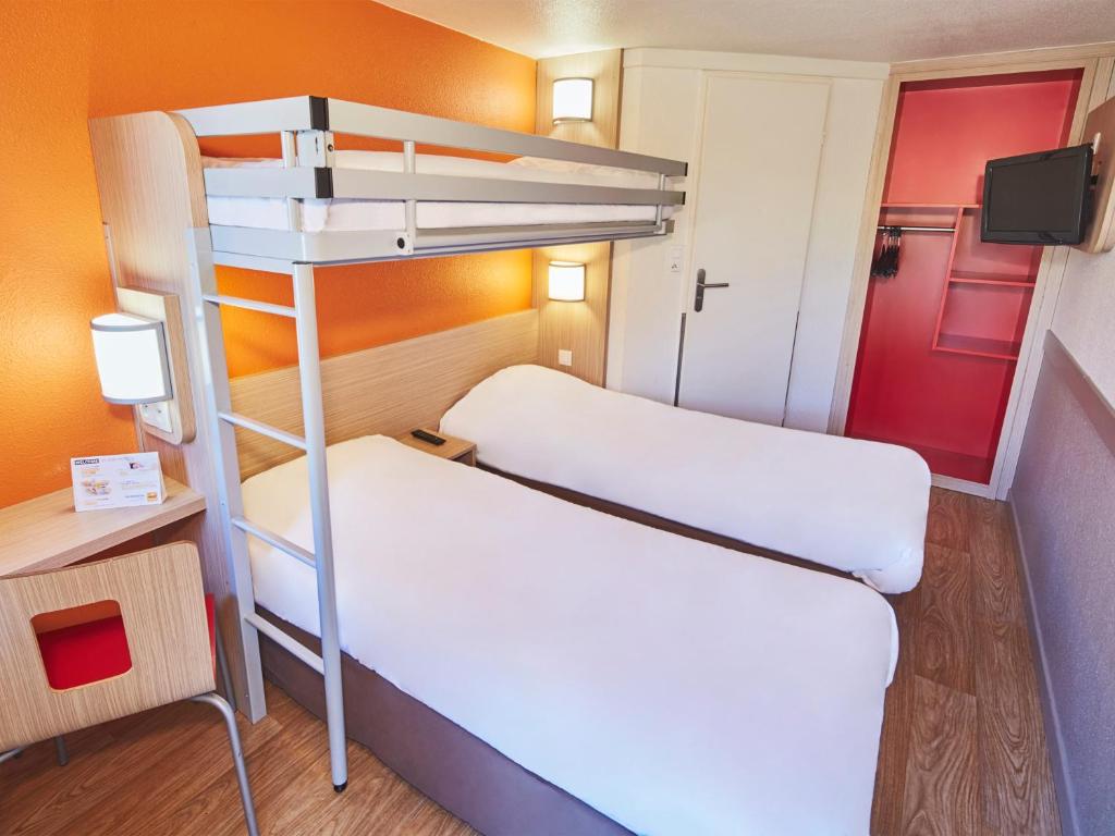 Ce lit superposé se trouve dans un dortoir doté de lits superposés. dans l'établissement Première Classe Melun Senart, à Vert-Saint-Denis