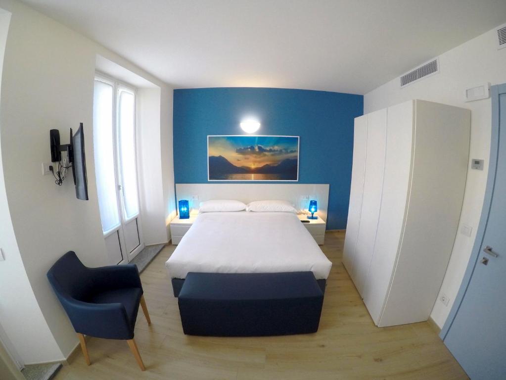 a bedroom with a bed and a blue wall at La Casa sul Lago Lecco in Lecco