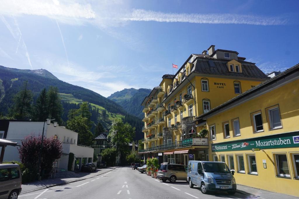 een straat met een geel gebouw aan de kant van een weg bij Kurhotel & Hotel Mozart in Bad Gastein