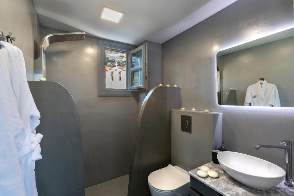 Koupelna v ubytování BlackStone Luxury Suites