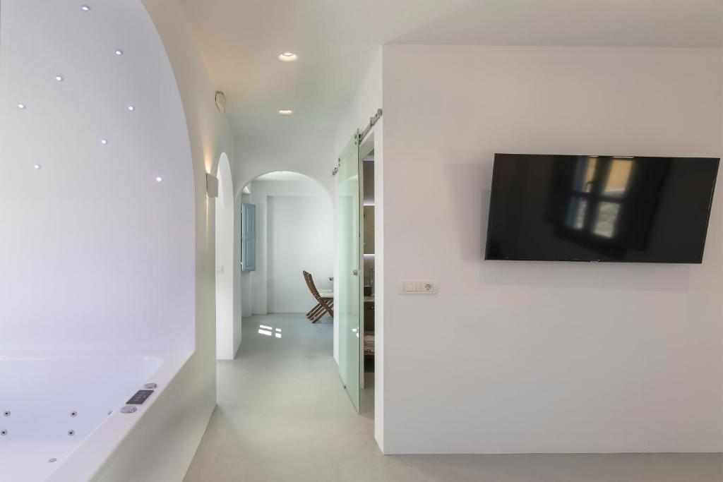 TV a/nebo společenská místnost v ubytování BlackStone Luxury Suites