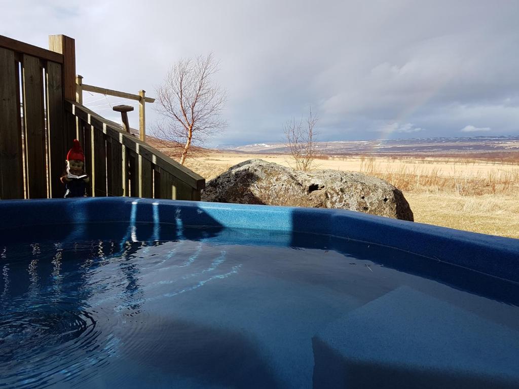 Bazén v ubytování Guesthouse Gamli Bær nebo v jeho okolí