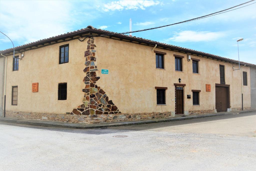 un bâtiment avec une girafe sur son côté dans l'établissement Casa Rural Abuela Tina, à Antoñán del Valle