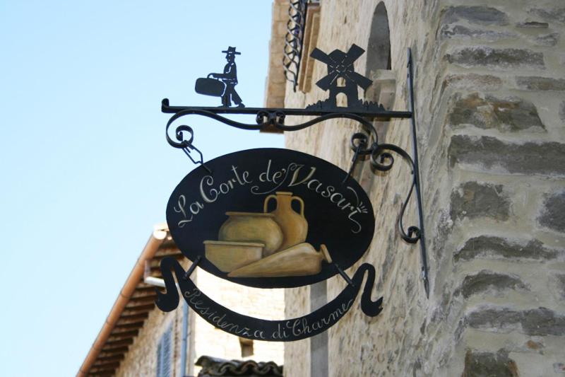 ein Schild an der Seite eines Gebäudes in der Unterkunft La Corte De' Vasari in Bevagna