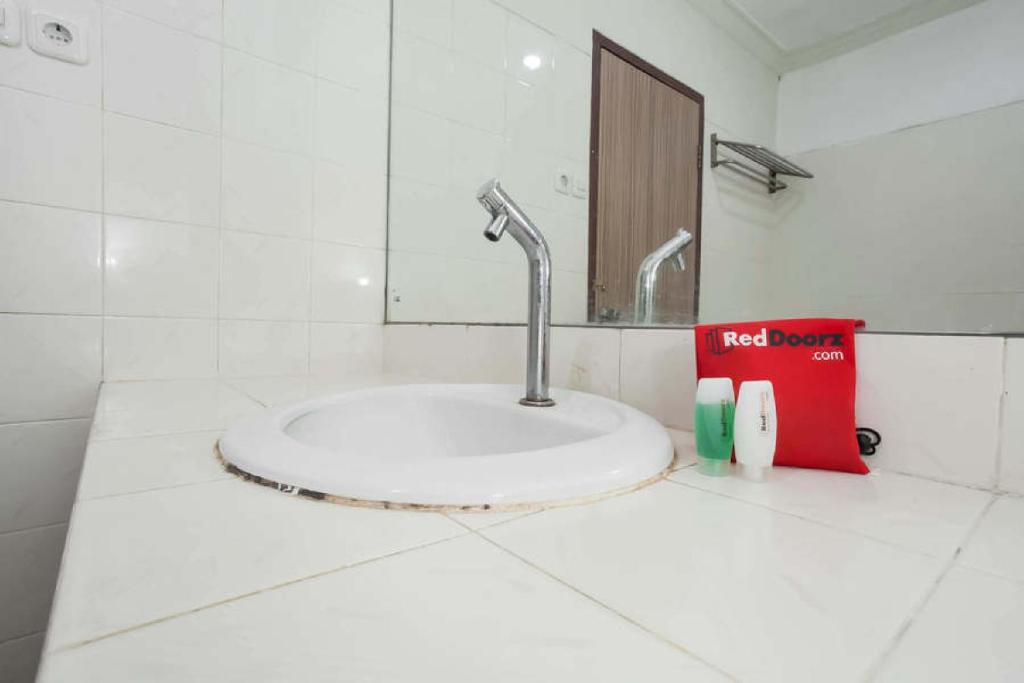 Phòng tắm tại RedDoorz @ Panglima Sudirman