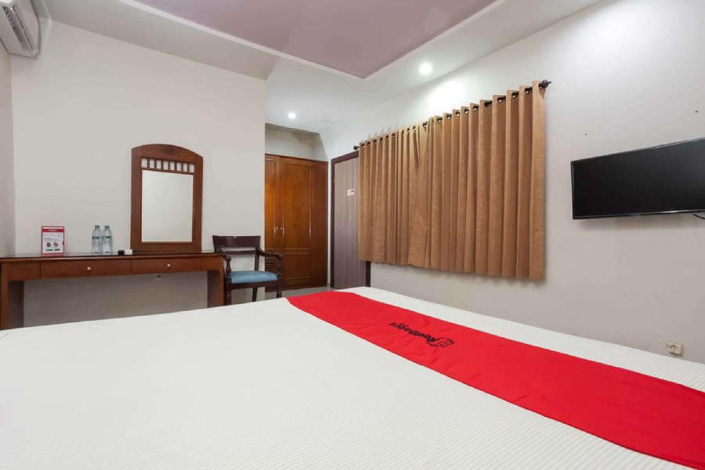 TV/trung tâm giải trí tại RedDoorz @ Panglima Sudirman