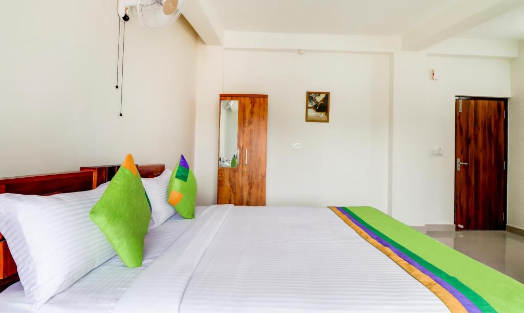 Postel nebo postele na pokoji v ubytování Treebo New Redfern, Madikeri