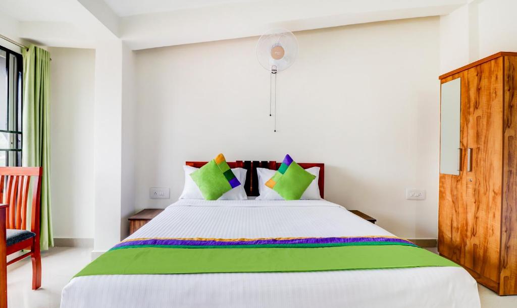 Postel nebo postele na pokoji v ubytování Treebo New Redfern, Madikeri