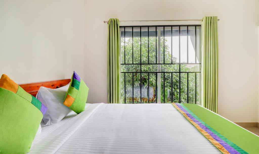 Postel nebo postele na pokoji v ubytování Treebo New Redfern, Madikeri