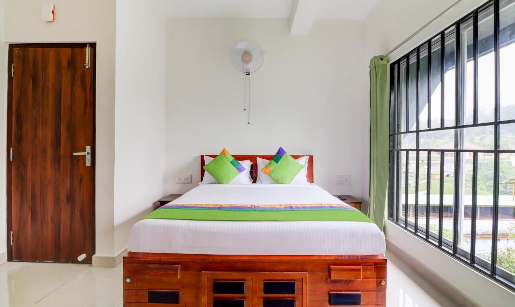 Postel nebo postele na pokoji v ubytování Treebo New Redfern, Madikeri