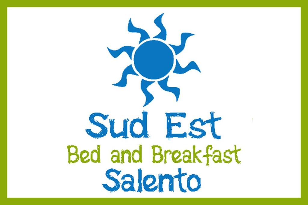 een blauwe zeeschildpad met de woorden sub-oost bed and breakfast saoria bij Sud Est Bed And Breakfast Salento in Sternatia