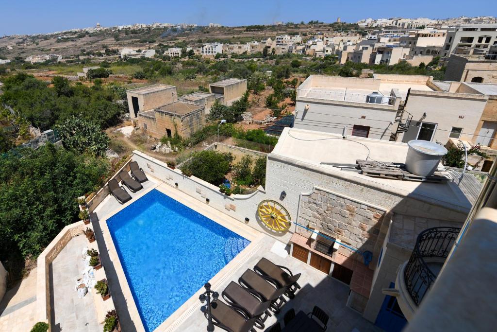 an overhead view of a swimming pool on top of a building at Ir- Razzett t'Indri in Qala